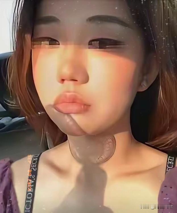 原来长沙被小孩蹭到屁股的这个女子是一名网红，她长期用这种黑红吵架的方式赚取流量，