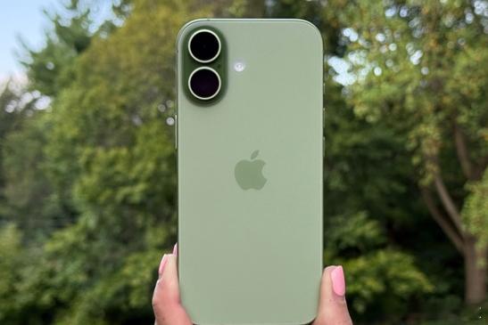 iPhone17未涨价原因曝光据媒体报道,苹果之所以能将iPhone17起售价