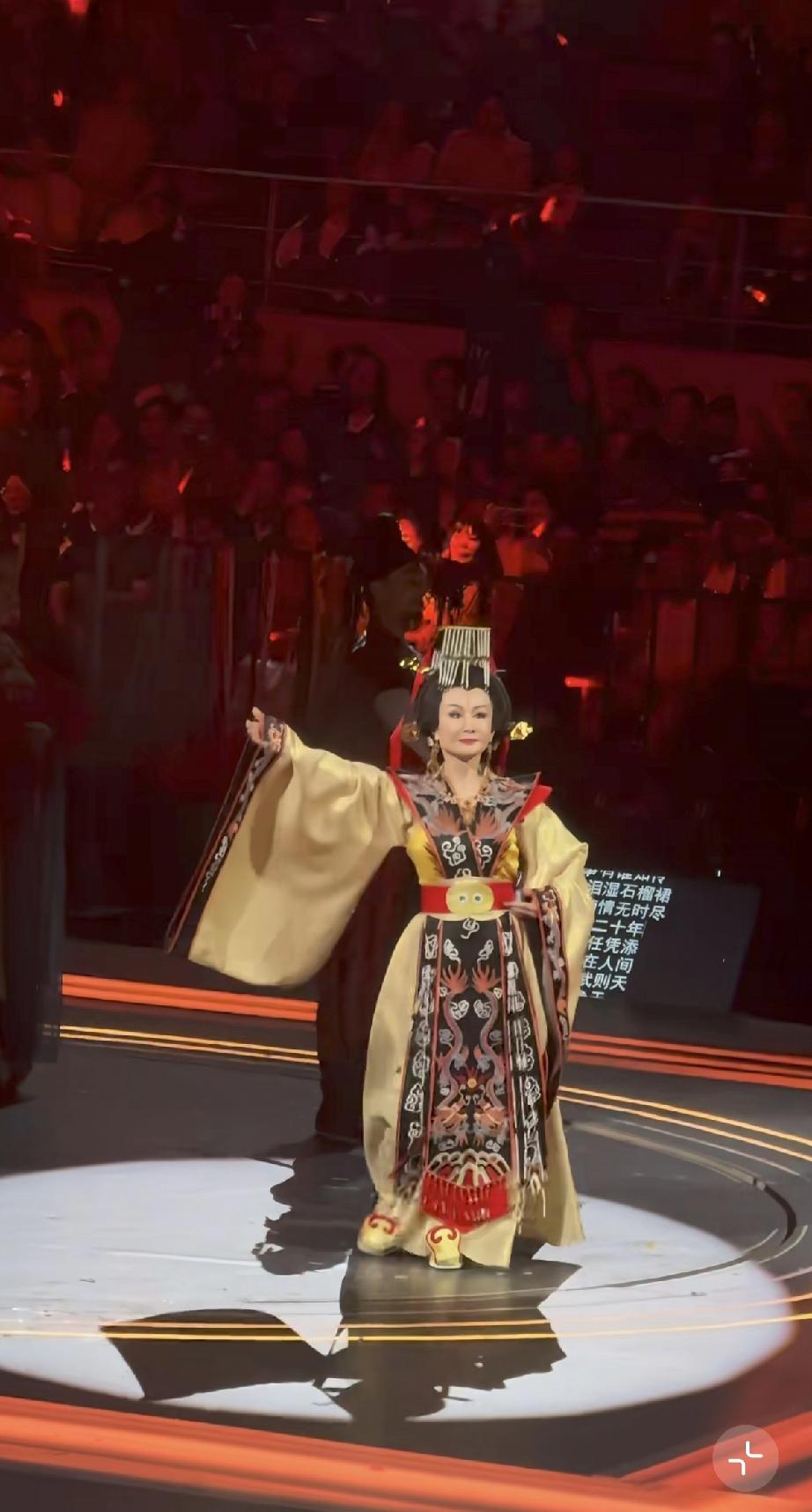 4月4日，81岁潘迎紫在成都再扮《一代女皇》中的武则天造型，她的动作表情和年轻时