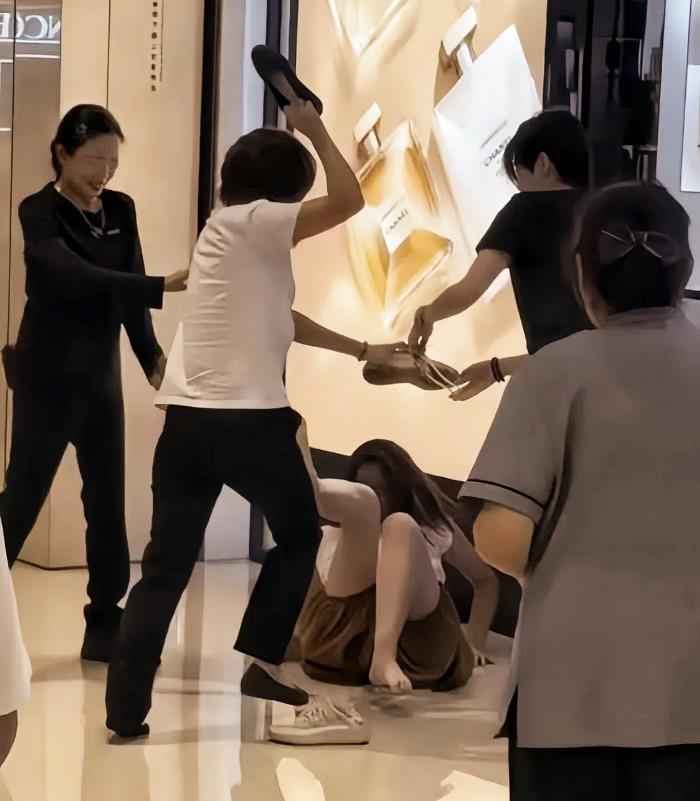 在奢侈品牌“柜”久了，还真以为自己是奢侈品了？近日，合肥万象城香奈儿专柜发生一