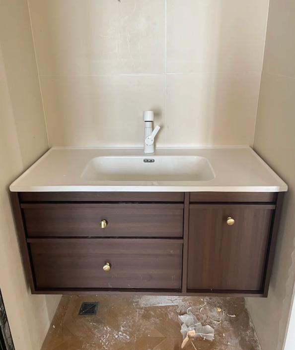 刚装完3个月的岩板一体盆，我砸了！花了4000多块，每天早上刷牙台面积水，晚上洗