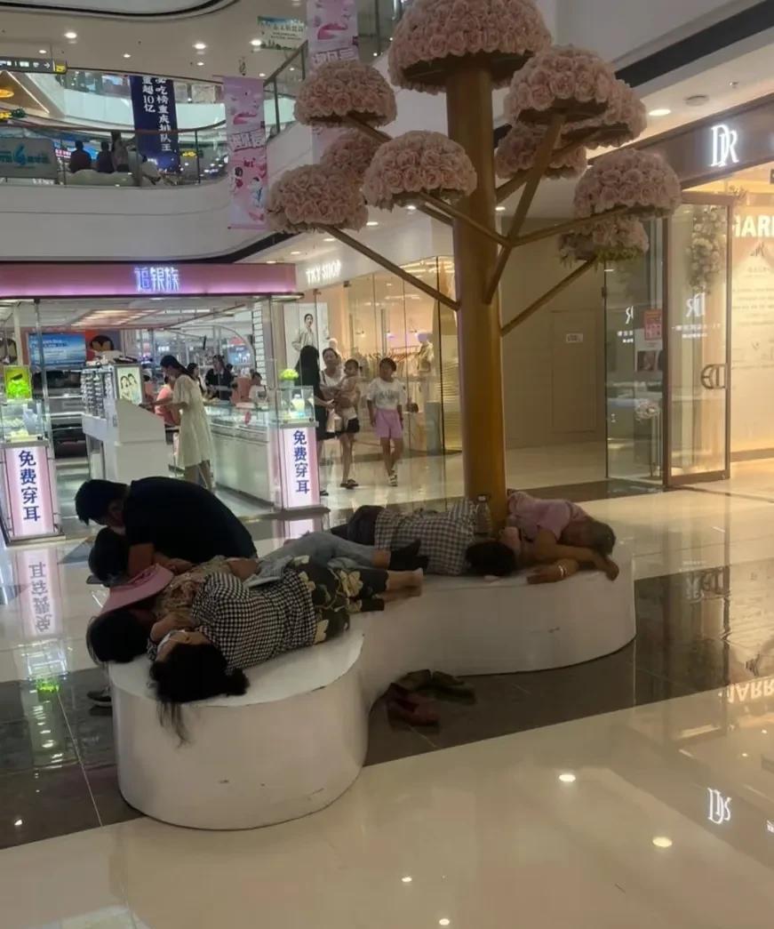 发现一个省空调费的方法，就是早上吃早饭后，带着孩子去商场，切记，去的时候记得把一