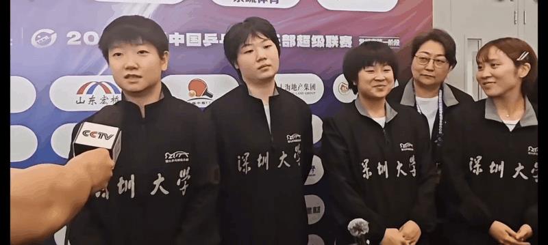 深大幼儿园团队赛后采访，班长孙颖莎发言！小曼姐站在旁边一直憋不住笑，还有小蘑菇