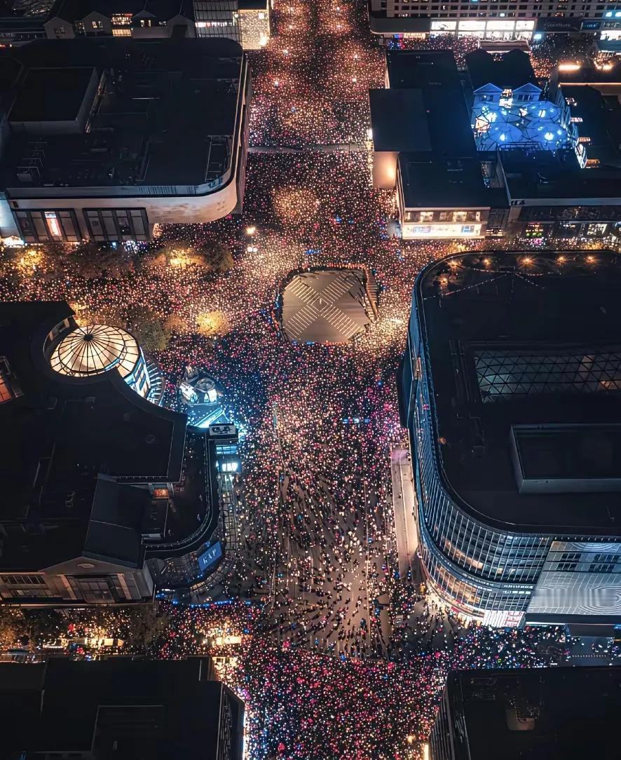 今年的今天晚上的跨年夜活动，全国重要城市，重要地标相继取消了。如长沙五一路，西安