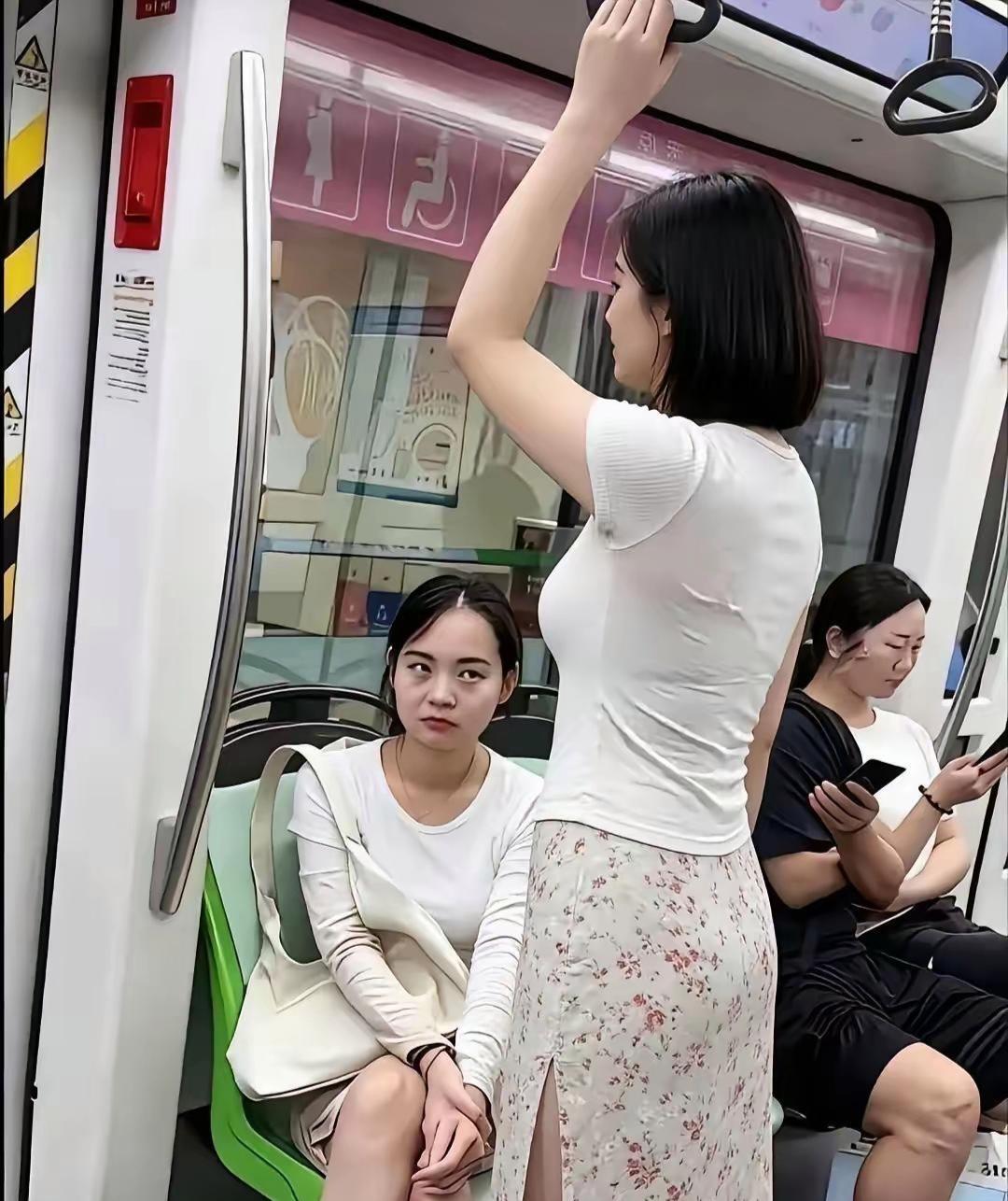 这眼神是羡慕，还是嫉妒呢？