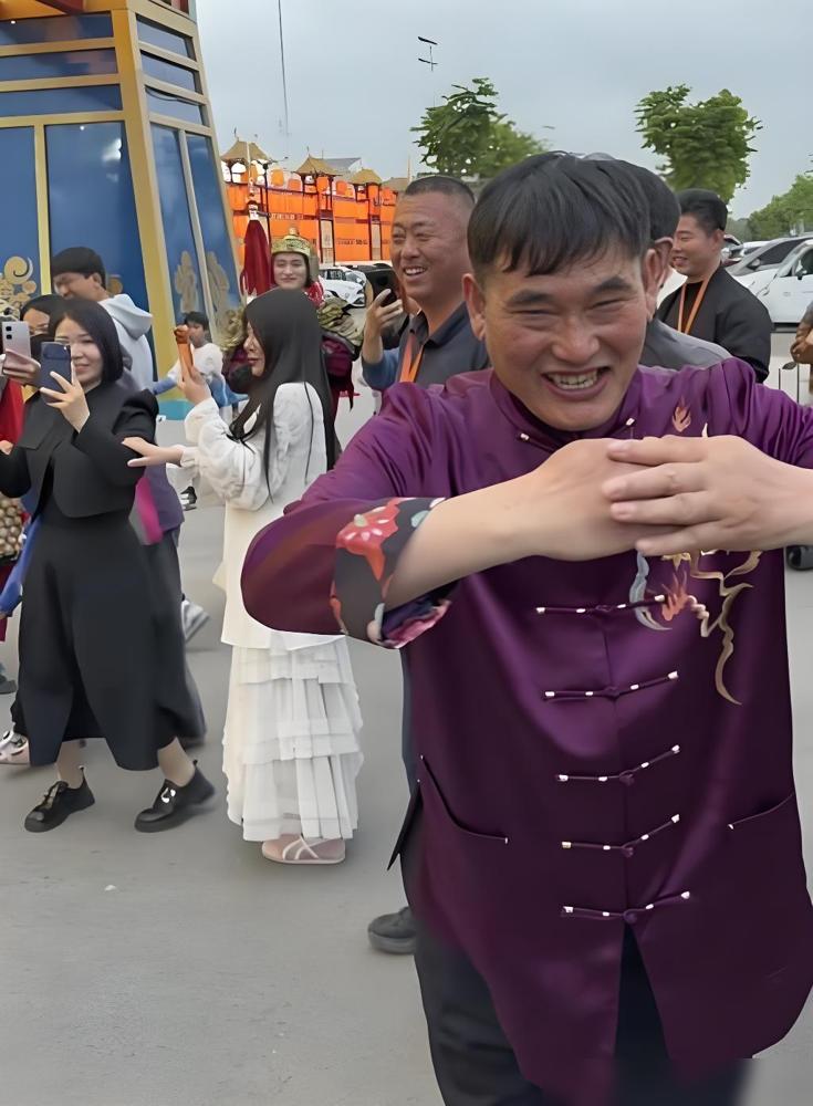 朱之文又被保安架走了？不，这次是几万人在开封，当场活捉南天门大将军。台下扯着