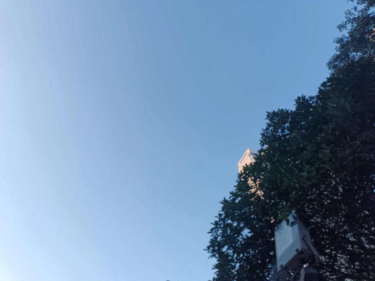 真的有玄学吗，反正我信。当时还在上高中，周末和同学相约去商场买东西。距离有点