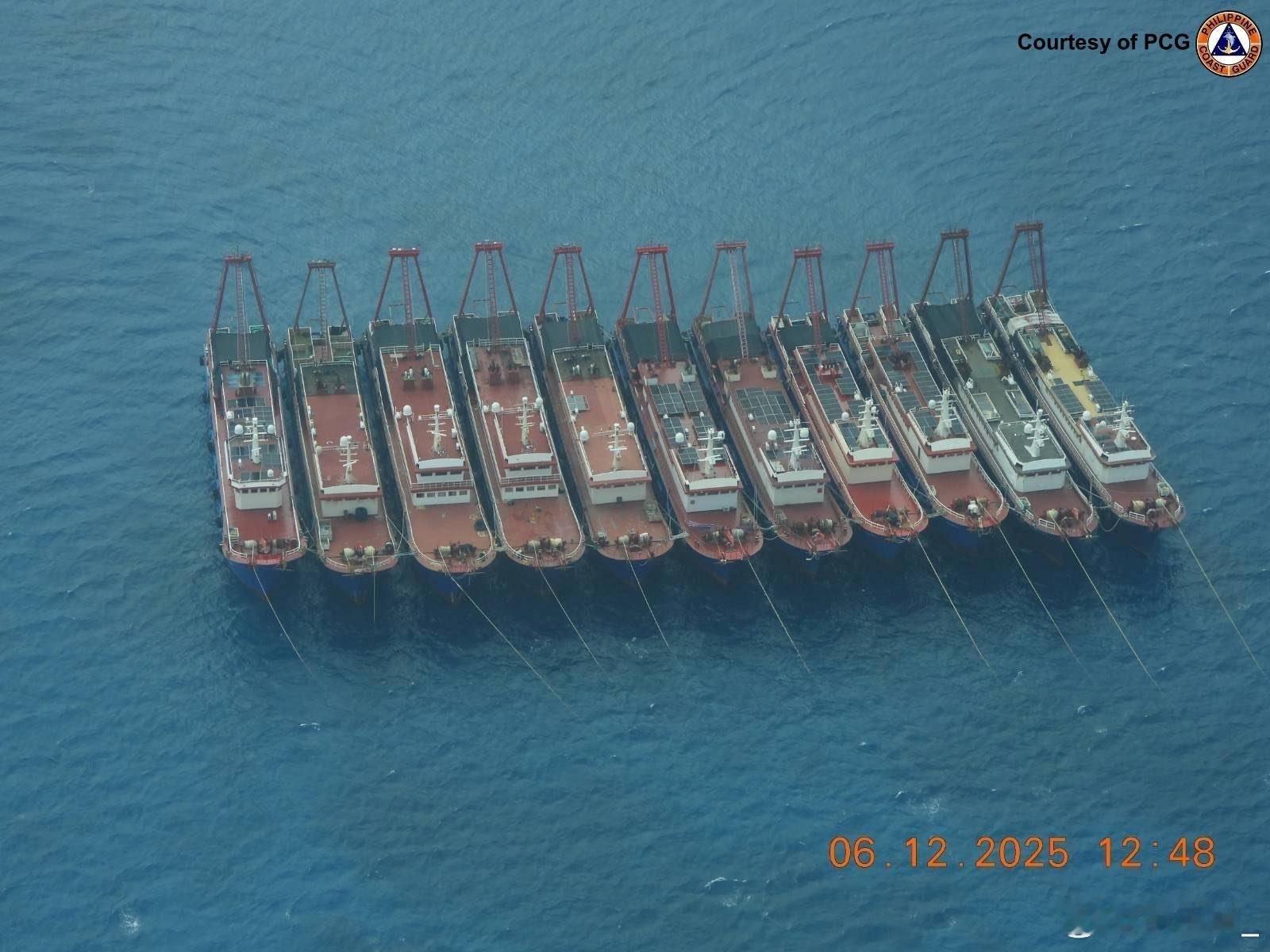 菲律宾渔业资源局小飞机昨天在牛轭礁看见38艘中方“民兵船”；在九章群礁看见34艘