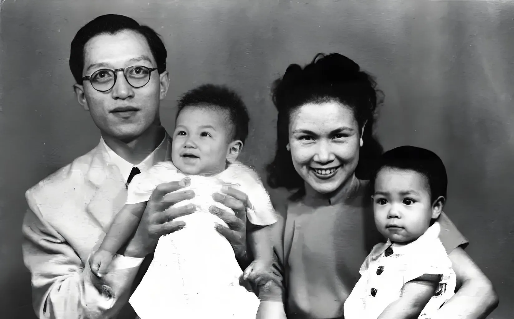 1945年，被关押6年的赵丹出狱，他满心欢喜的找到妻子后，却发现妻子挺着大肚子，