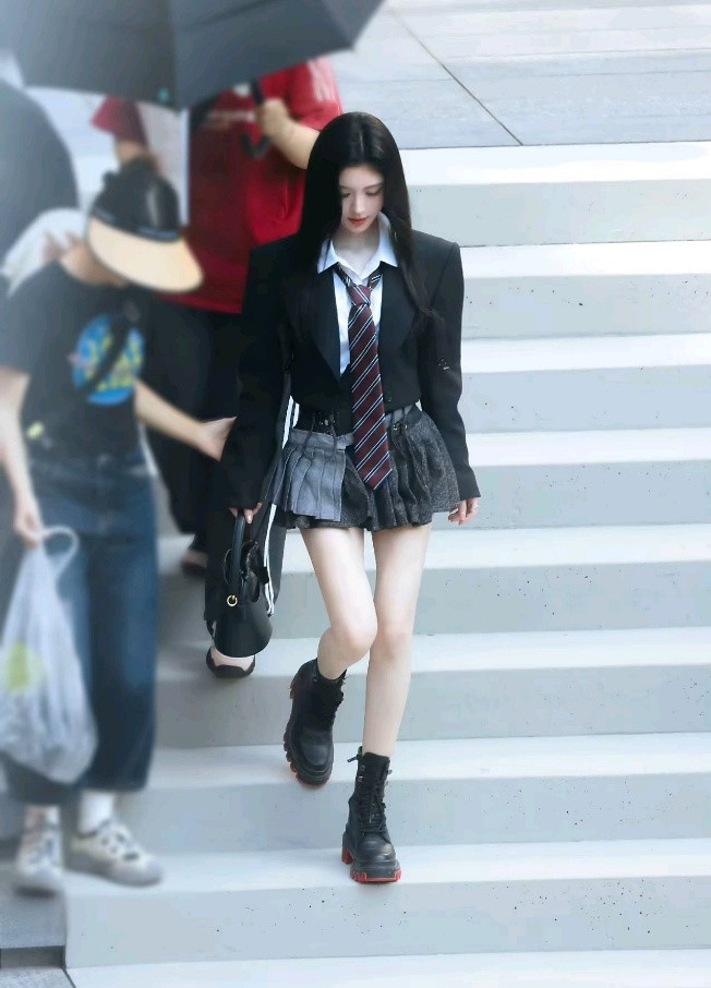 高跟鞋这是不合脚吗，感觉大了一点点诶！姐姐脚好瘦，不仔细看都发现不了！一开始注意