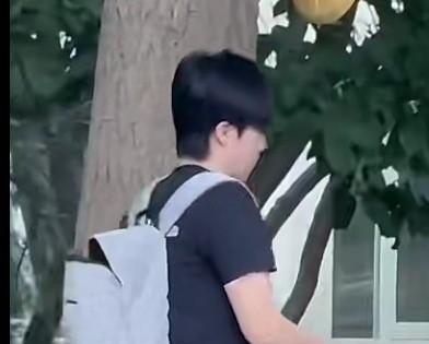 头哥，你包包拉链开啦！哈哈哈！今天上午，头哥背着白色LN双肩包乘坐大巴车去上训。