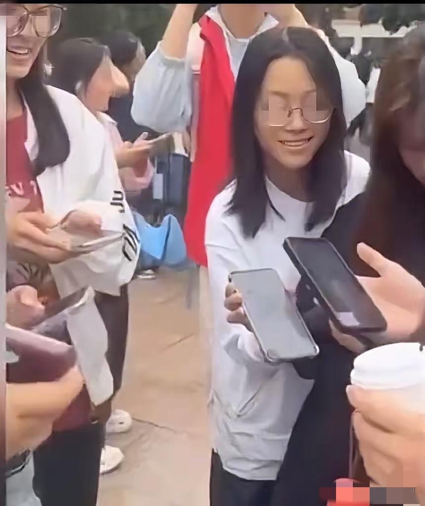 校门口排队加微信的热闹，戳中了谁的尴尬？河北某所大学门口的画面一传开，直接