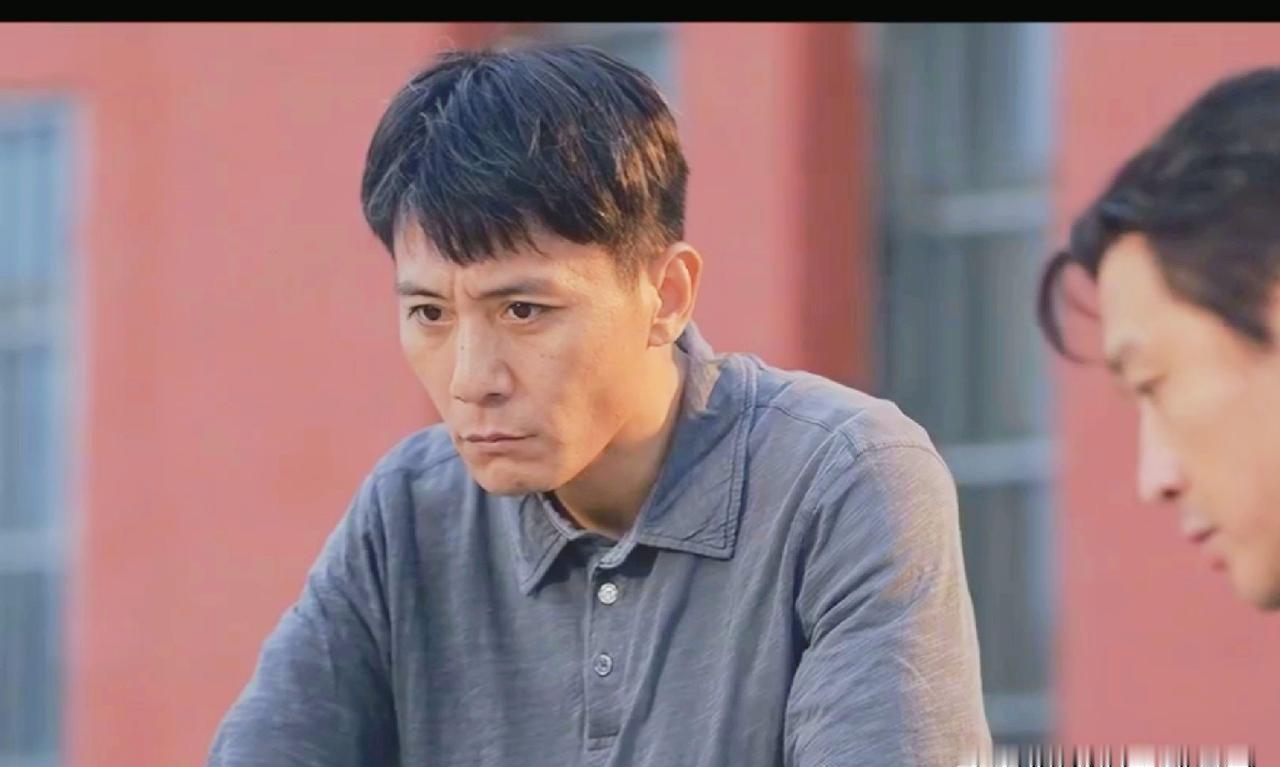 他抢了信用社，养大仇人的儿子，最后替老婆顶了死刑。1993年那个雨夜，五个人摸