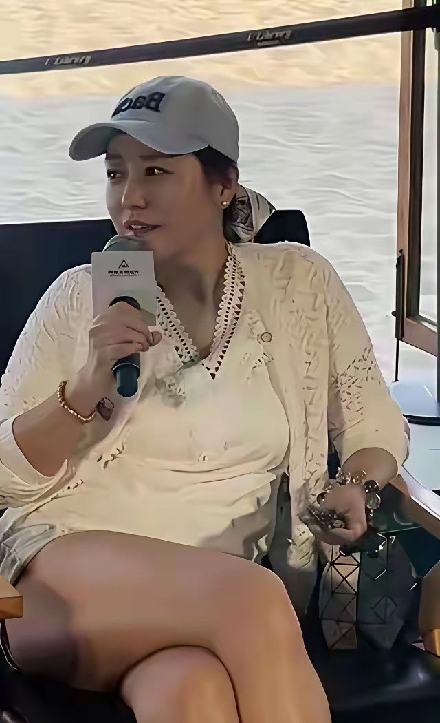 47岁郝蕾不拍戏了，身材管理的也不好了。