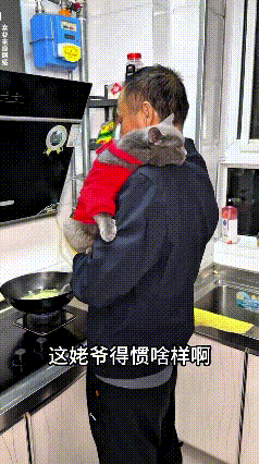 俺家这老头也太惯着这蓝猫了！这猫乖得跟小宝贝似的，不闹人也不拆家，就爱粘着老头！