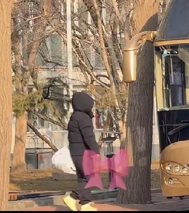 今天依旧穿着亮眼小黄鞋坐体总巴士上训的孙颖莎。十年如一日不停歇的在训练场和比赛