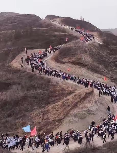 太不像话了！宁夏固原3000多名师生，徒步108里去祭拜烈士陵园，有人居然在旁边