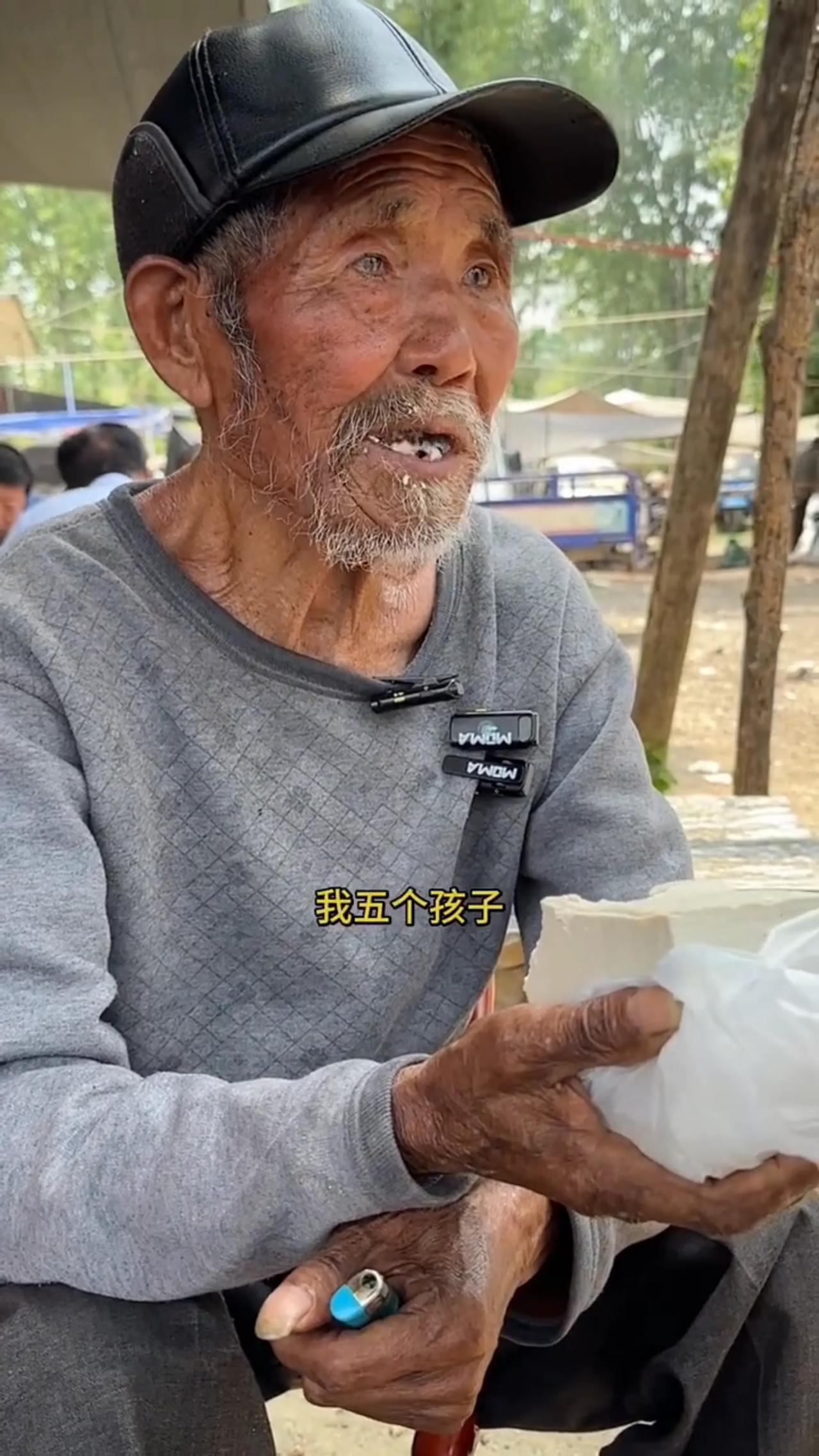 这个老爷爷太可怜了，不禁让人潸然泪下，他今年84岁了，自己有五个孩子，老