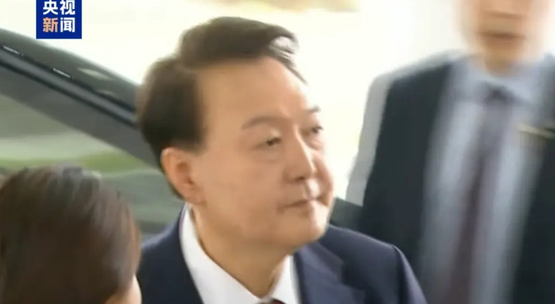 韩国前总统尹锡悦，是韩国政坛的“麻烦制造者”。尹锡悦乘车前往首尔高等检察厅的特