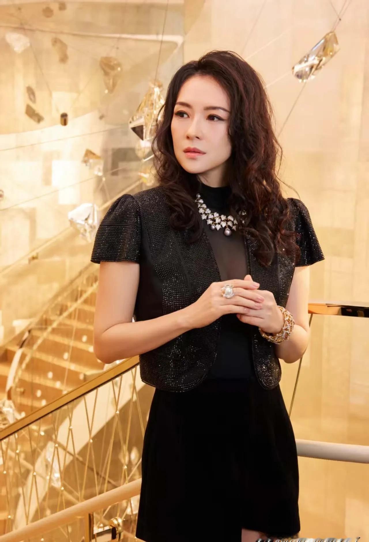 章子怡的“变脸”视频流出，她冷眼瞥向工作人员，转身对品牌老板堆满笑容。视频里每