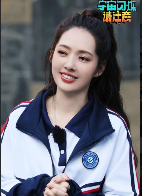 她叫郭碧婷。但那一晚，她成了综艺里最安静的“背景板”。4秒开场。她只念了一