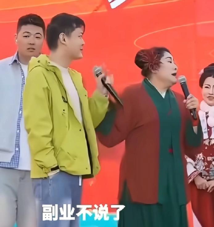 王婆真是老江湖，面对连云港公职男子炫富，反应非常快，提醒男子副业不说了，副不说了