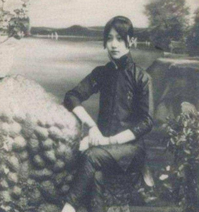 1935年，杜月笙去锦江川菜馆吃饭，等了许久也没有座位，于是愤怒的喊：“把你们老