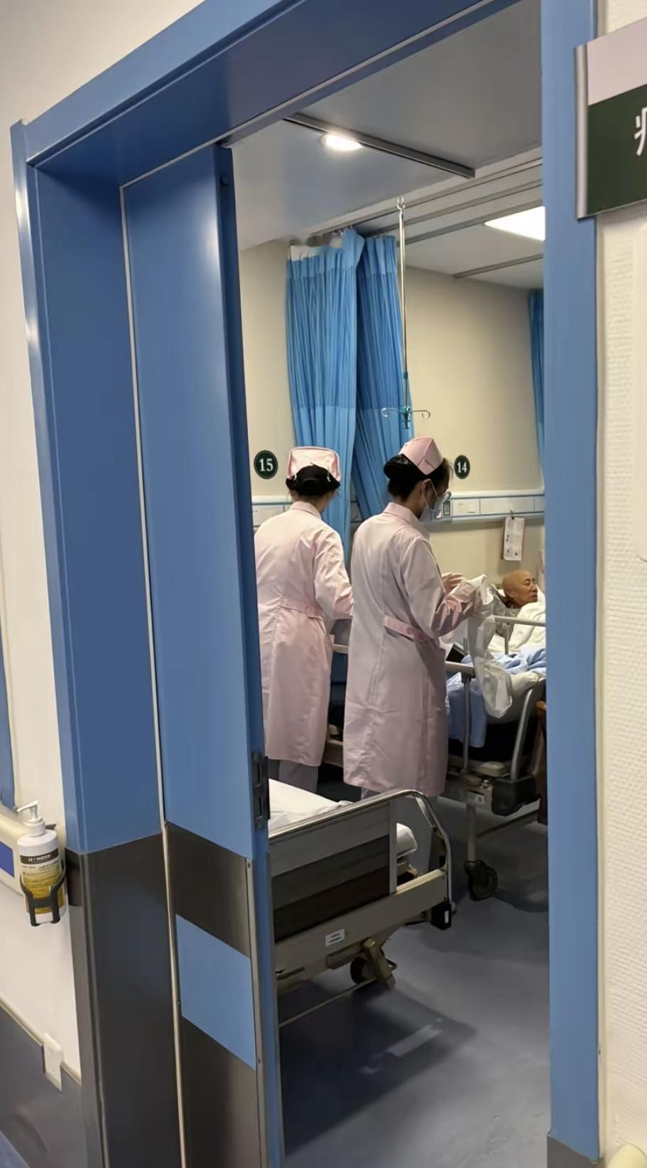病房来了个胃癌加肠癌的病人,她闺女辞了国企工作专门照顾。那姑娘今年三十出头,看着