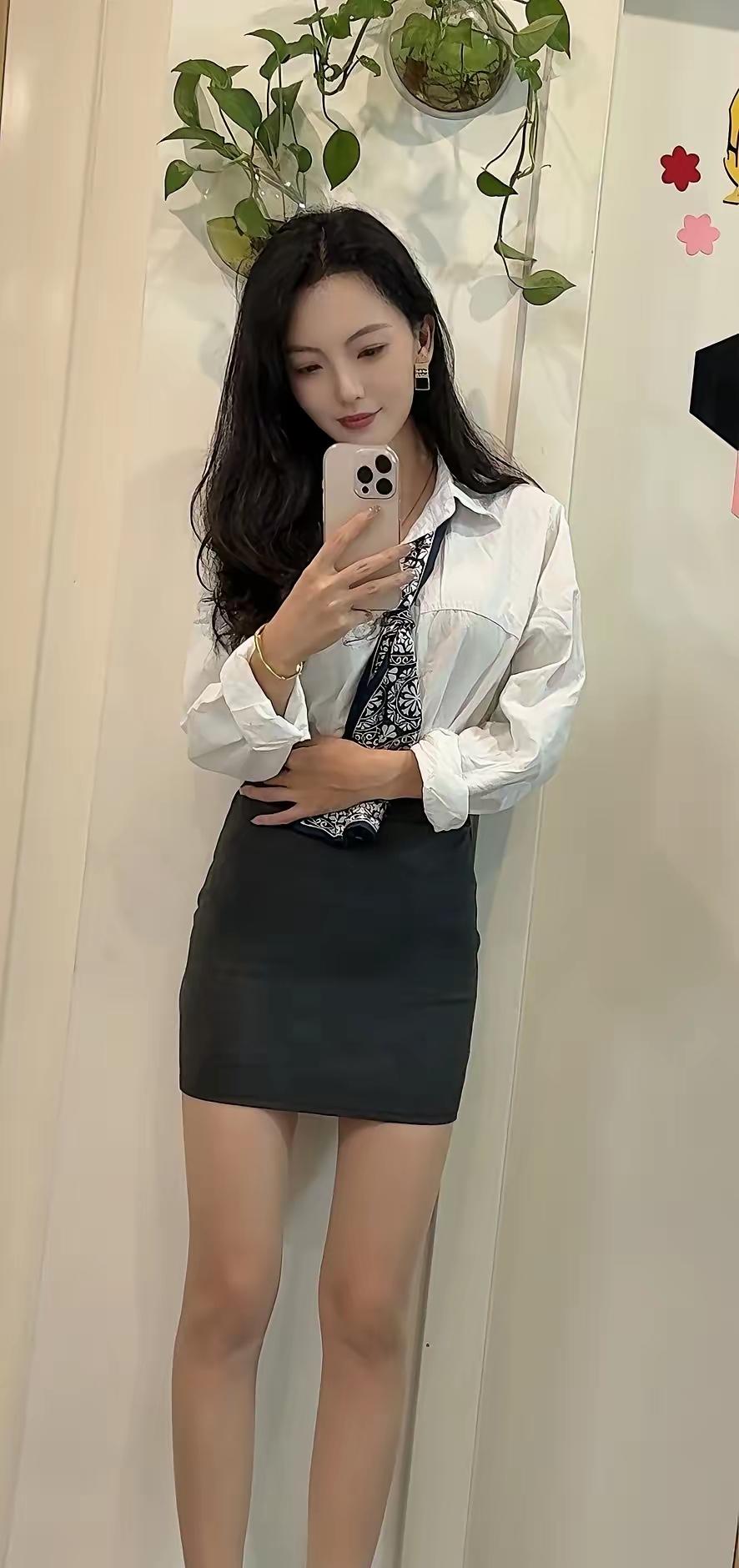白衬衫+黑色短裙，简约而不失优雅，轻松打造都市女性风范！💄👠