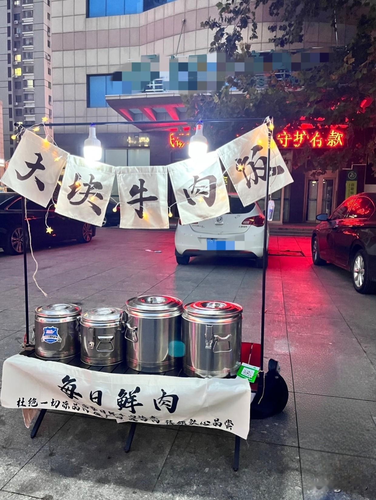 别再被“良心网红”骗了！10块钱的牛肉饭，可能正在毁了普通人的生路！宝子们