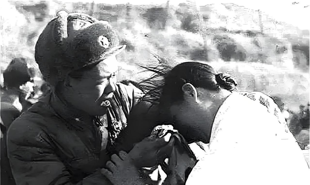 志愿军营长袁光亮是战斗英雄，1953年因违反军令与朝鲜姑娘恋爱被下令枪毙，然而就
