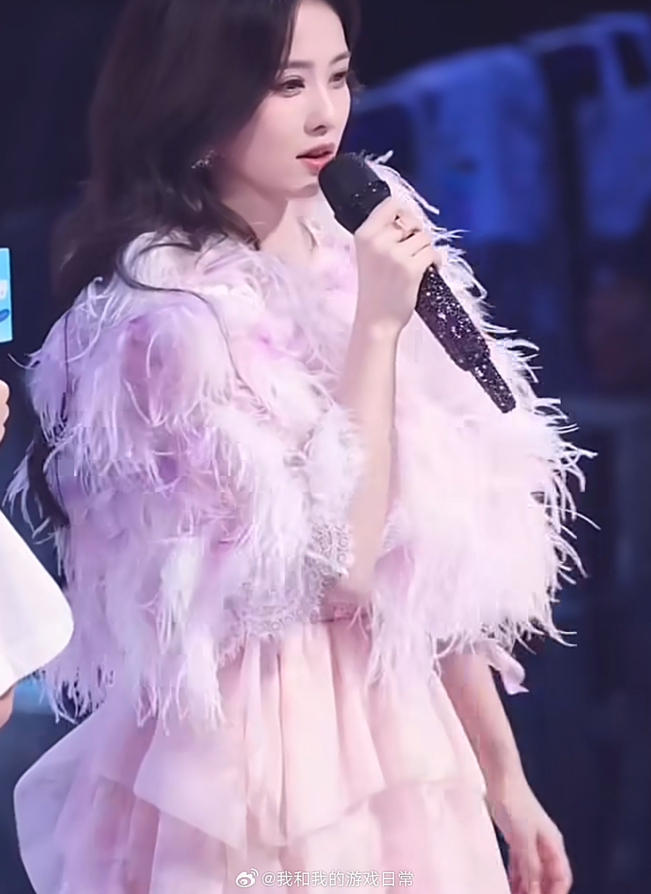白鹿音乐会白鹿温柔洋娃娃原来是音乐会，为啥昨天的ct都在说演唱会啊！感觉白鹿现在
