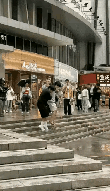 这两个怪物，公不公、母不母的，给家里人丢老脸了。两个看穿着打扮像男生，但是脚上