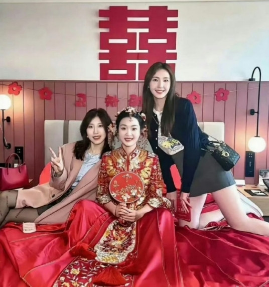 黑衣服伴娘，有点喧宾夺主吧？