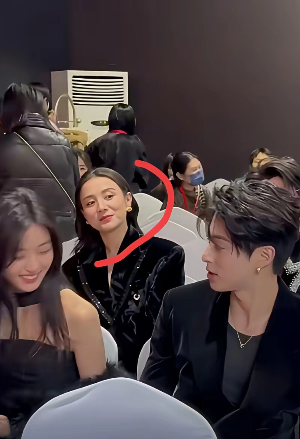 连影后宋佳都觉得帅，盯着看的男人。他到底是谁啊？大家快给我看看吧！