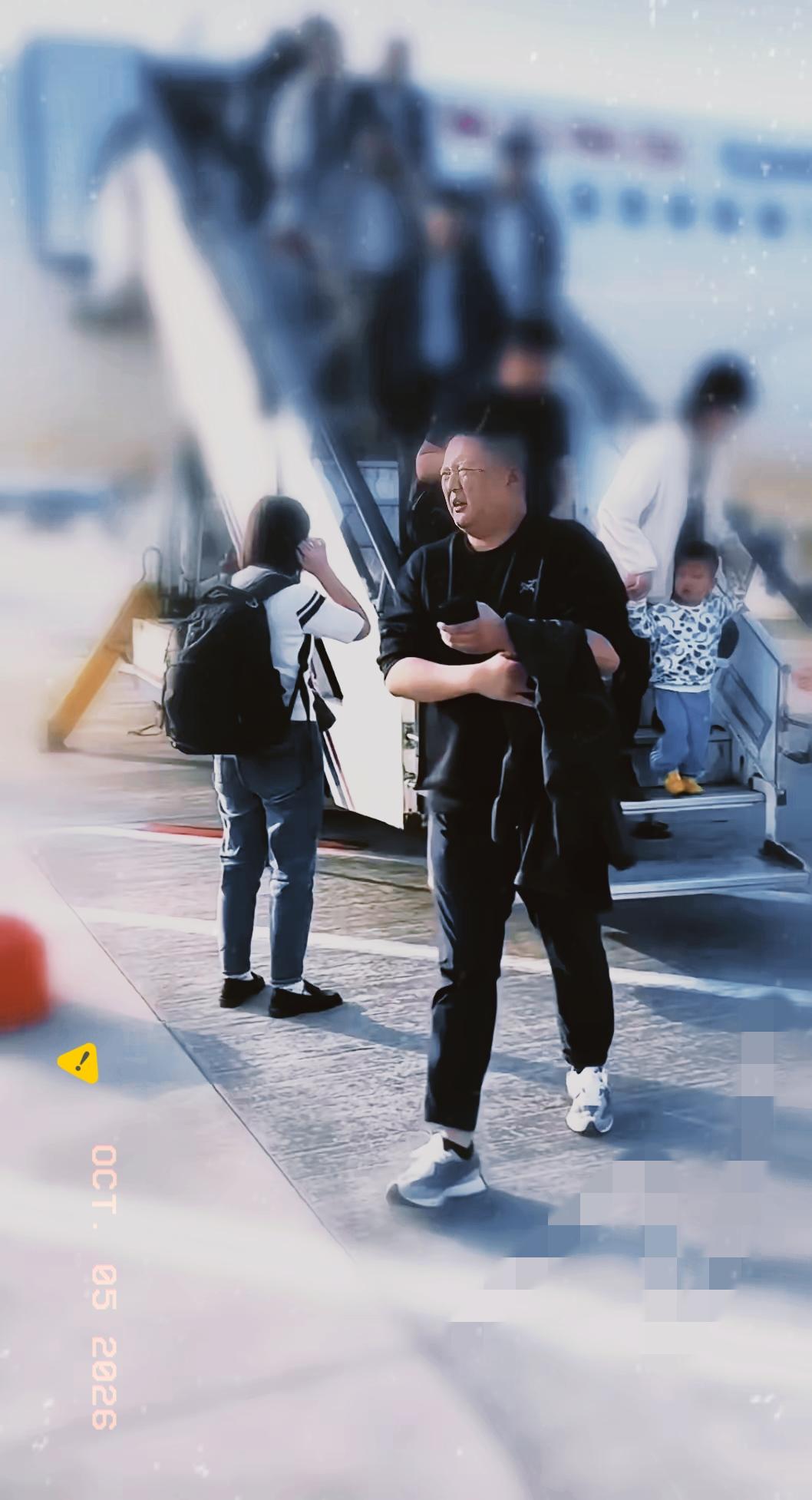 东航机舱闹事这件事，早就不是简单的口角矛盾，而是给所有人提了个醒：公共场合里，情