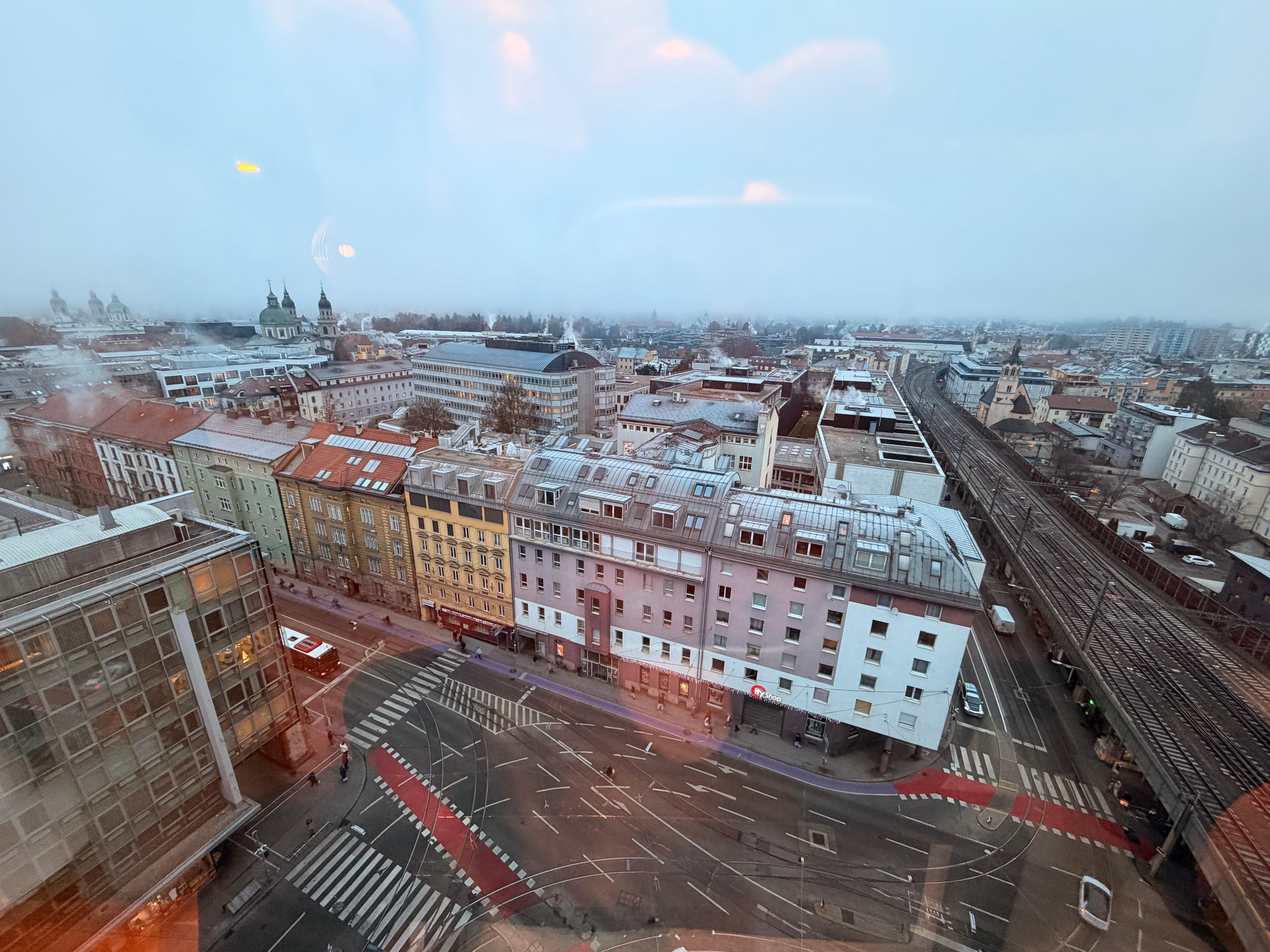 早上以为是雾蒙蒙的，雾一散，竟是天上的雪山，海市蜃楼一般的神奇……