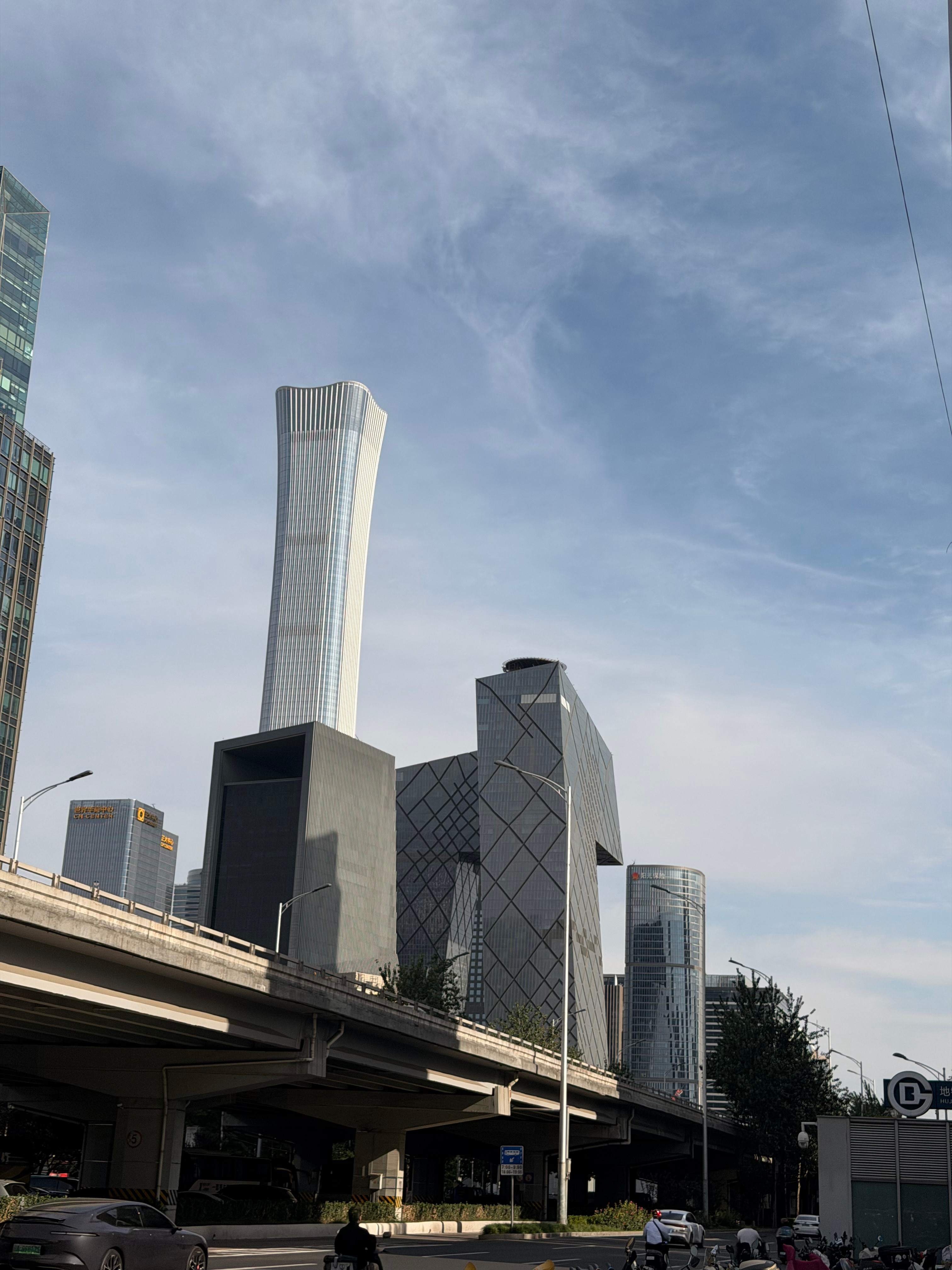 多年以后，当我想起事故发生的那个下午，我就在事发地点的背面埋头吃烤鸭