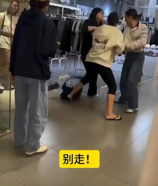 首尔街头发生激烈冲突！一名法国女子当众放话“全世界都厌恶中国人”，旁边中国女生瞬