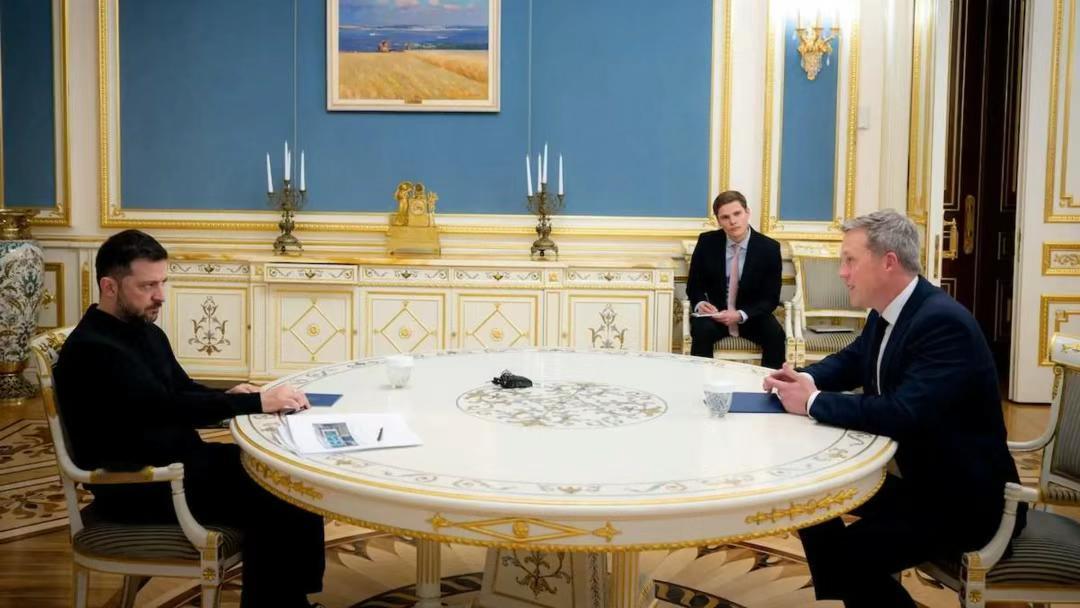 又悬啦！普京和泽连斯基都死不退让，但特朗普已经看清未来，泽连斯基命运已定！新