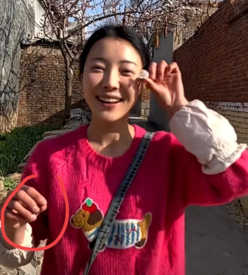 大家大概被李富贵骗了。虽然她花2万元带村里46名老人旅游，还送东西给小孩子，