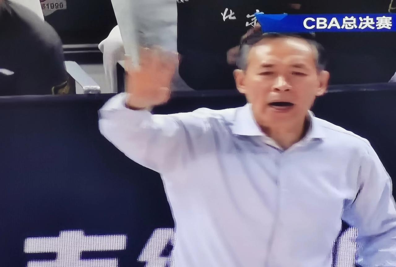 北京队的球星们都背着十字架打球儿。周琦做梦都想给首钢争座冠军杯，陈盈骏也想给自己
