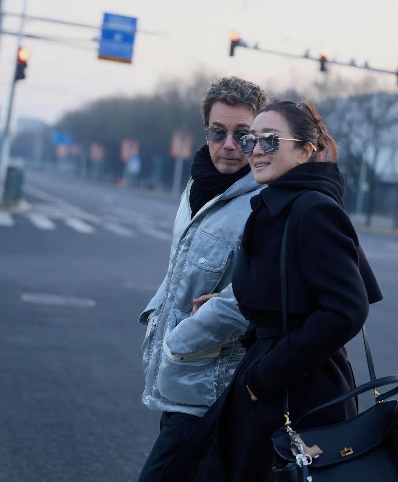 58岁的巩俐，开始怕了。你见过这样的巩俐吗？威尼斯红毯上，她攥紧丈夫的手。