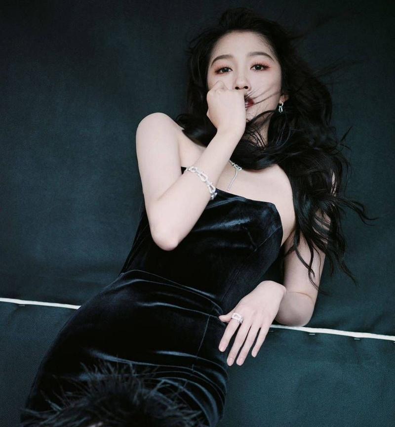 关晓彤穿黑色丝绒羽毛裙，身材管理超好，气质迷人。