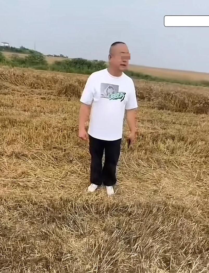 商丘收割机夫妇被讹这事，村干部自掏腰包给大妈，看着很大气顾全大局但往深里想，这