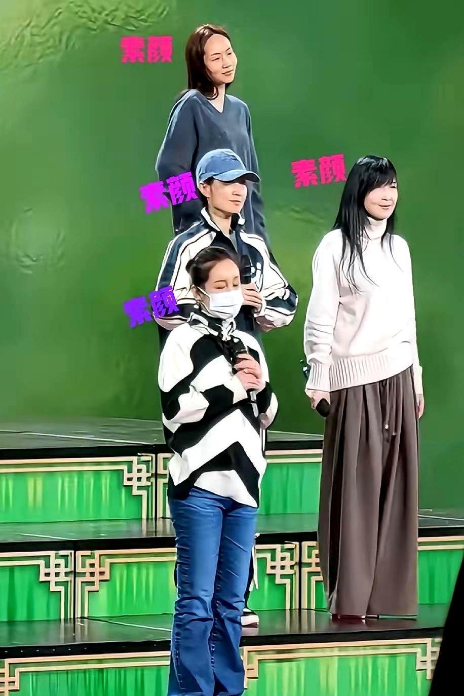 47岁秦海璐，顶着一张油光脸就去了春晚彩排。镜头怼到脸上，下颌线松了，眼角