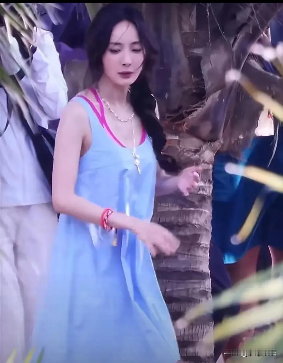 杨幂，路透曝光！杨幂侧马尾路透图引爆回忆杀！梦回《盛夏晚晴天》，这状态绝了