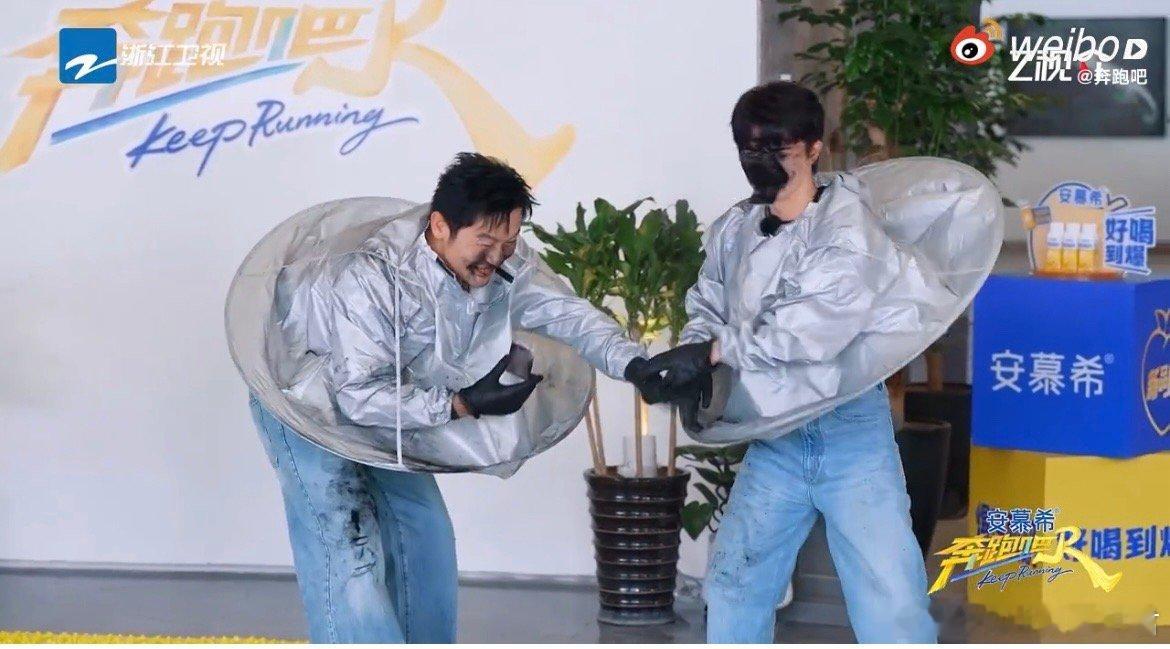 周深秒变暹罗猫本喵奔跑吧明明点开的是奔跑吧，怎么突然看见了一只暹罗猫，仔细一看