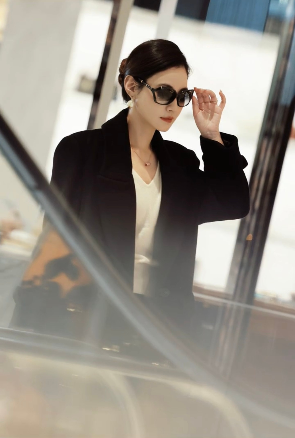 我靠。。。你们看杨雪女儿给杨雪拍的站姐图这张脸放到现在依旧太权威了