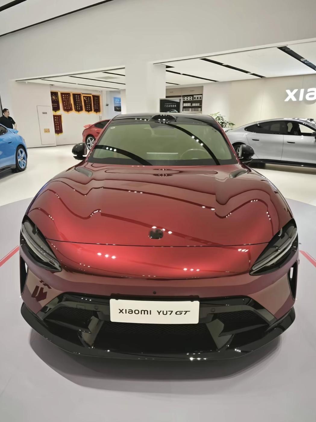 小米YU7GT是50万级千匹性能纯电SUV，造型低趴战斗。参数相当漂亮，10